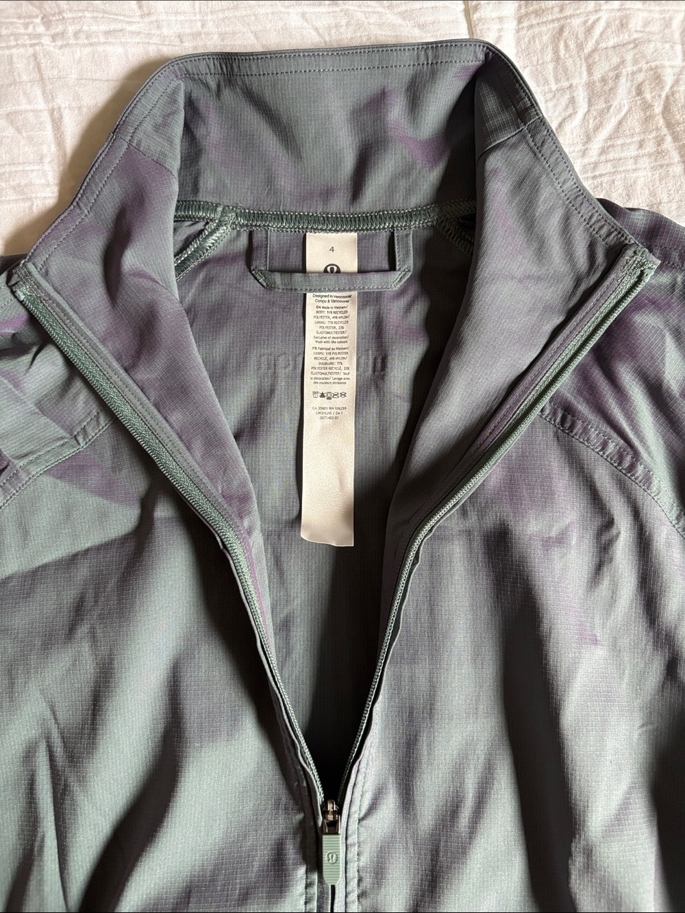NWT Lululemon Women’s Color Shifting Lightweight Full-Zip Jacket Sz 4 - Picture 4 of 5